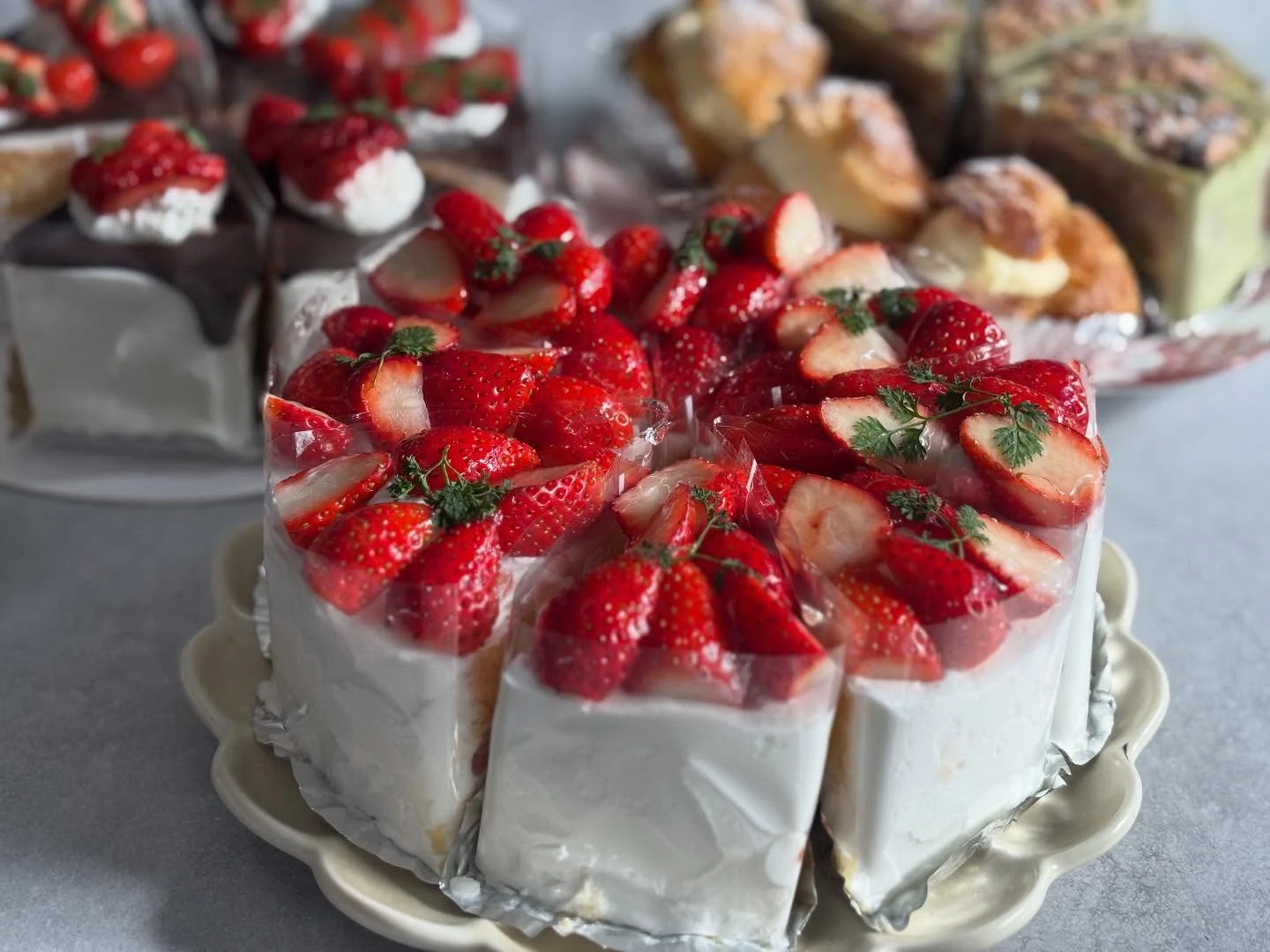 いちごと生クリームで彩った、おひさまのケーキ