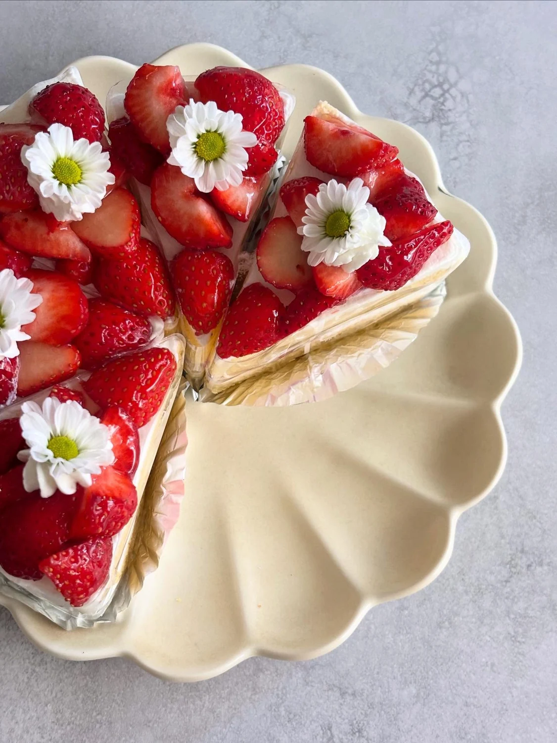 ハート形のケーキにいちごを飾ったオーダーケーキの一例
